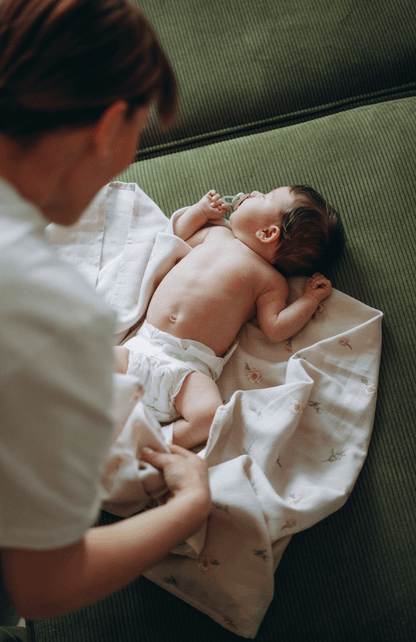 Müslin Bezi Örtü Gül Desen- Beyaz 120x120 Cm + 4 Adet Ağız Mendili