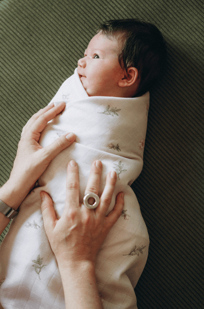 Müslin Bezi Örtü Gül Desen- Beyaz 120x120 Cm + 4 Adet Ağız Mendili