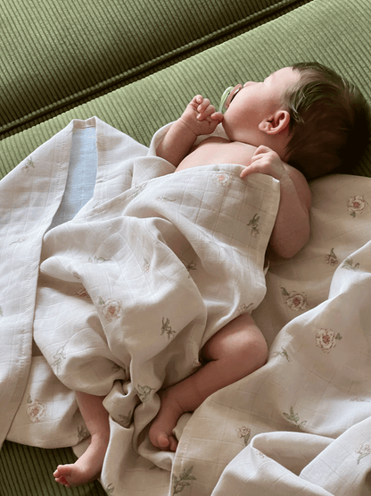 Müslin Bezi Örtü Gül Desen- Beyaz 120x120 Cm + 4 Adet Ağız Mendili